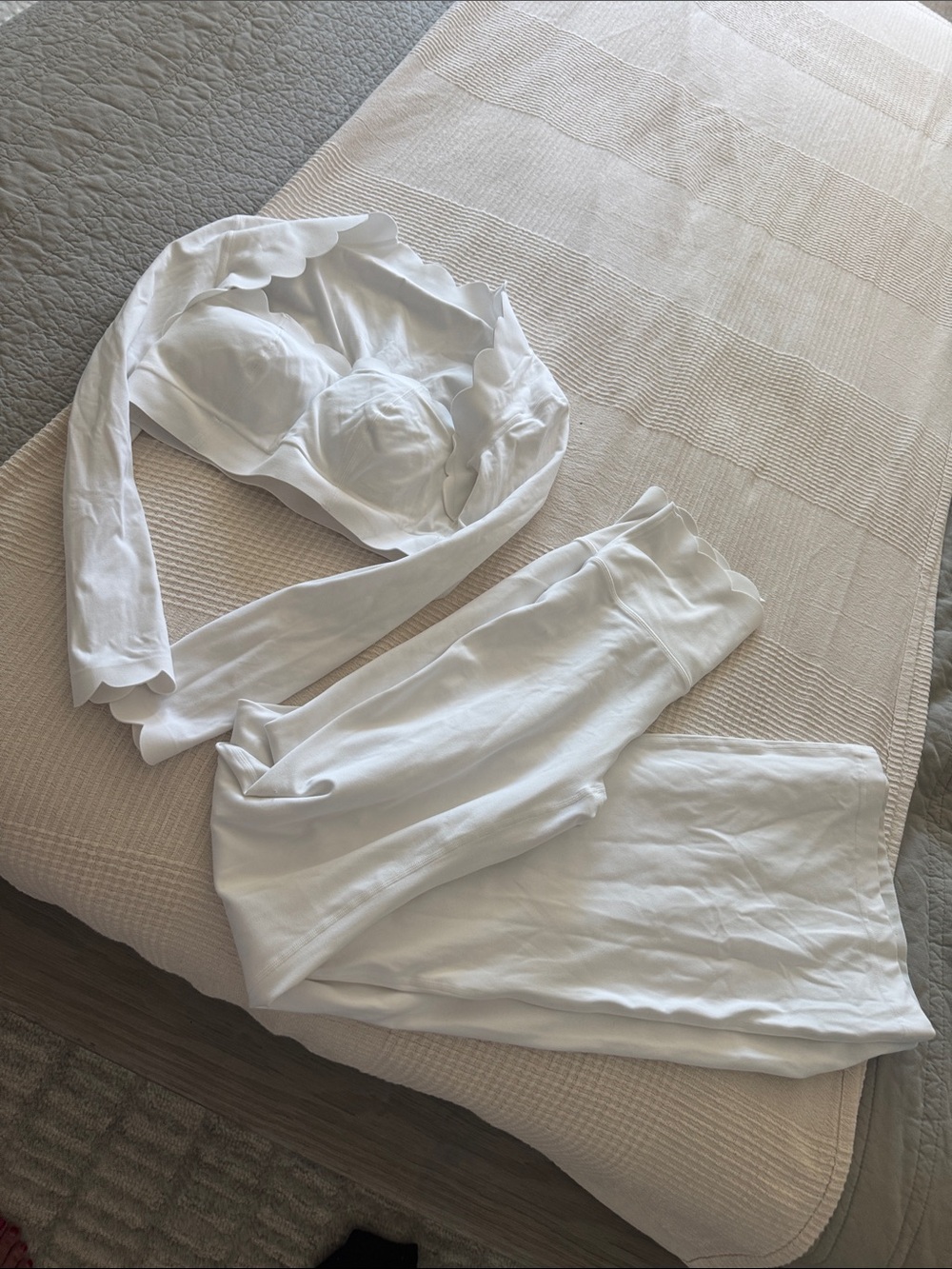 WISKII medium white set scalloped